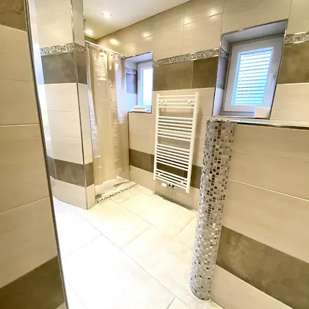 Schoene Mit Grossem Garten