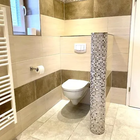 Schoene Mit Grossem Garten *