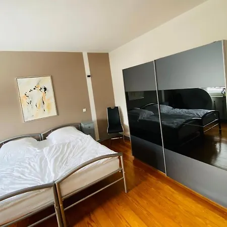 Schoene Mit Grossem Garten *