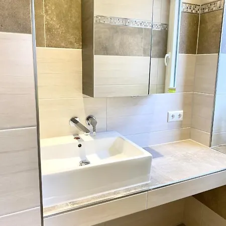 Schoene Mit Grossem Garten Apartament