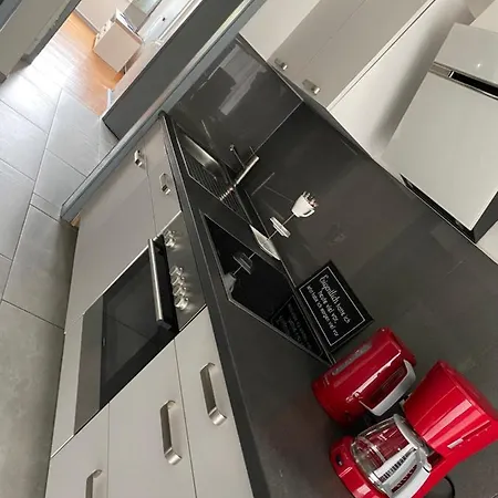 Schoene Mit Grossem Garten Apartament